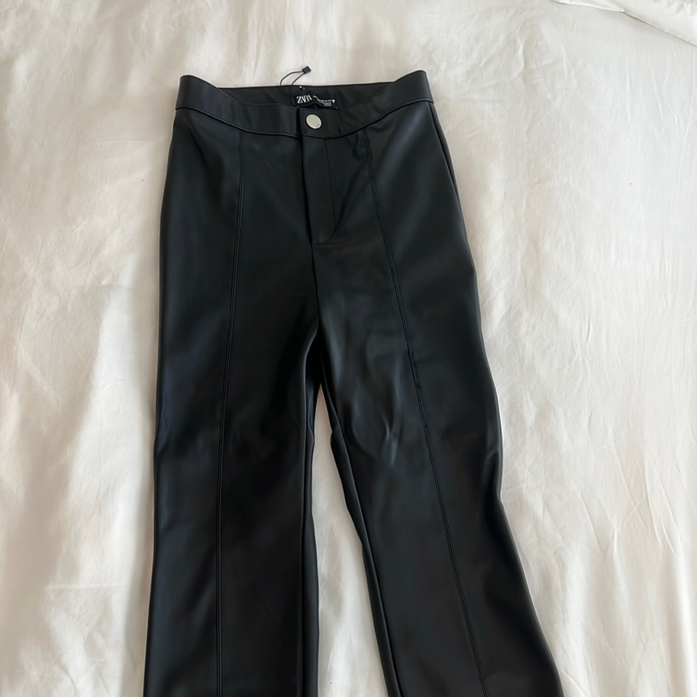 Faux leather fitted leggings